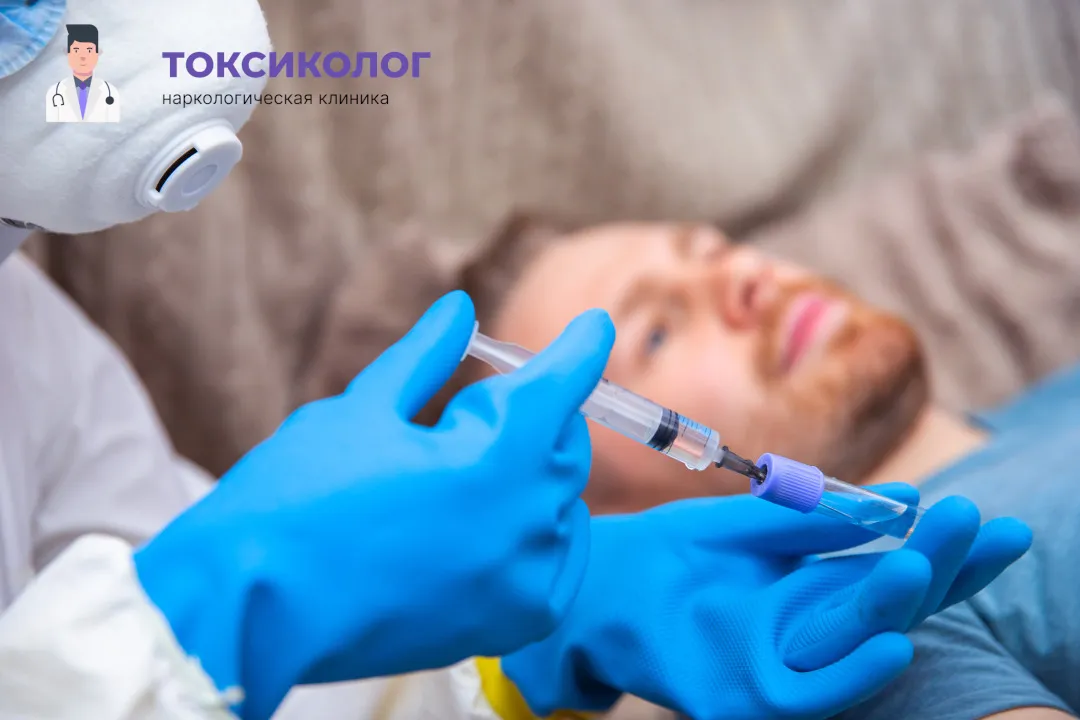 Врач берет анализы в процессе процедуры «Снятие ломки в Ачинске»